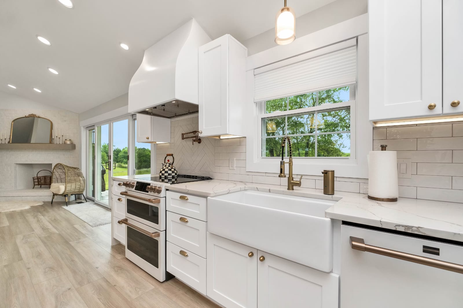White kitchen with elegant backsplash